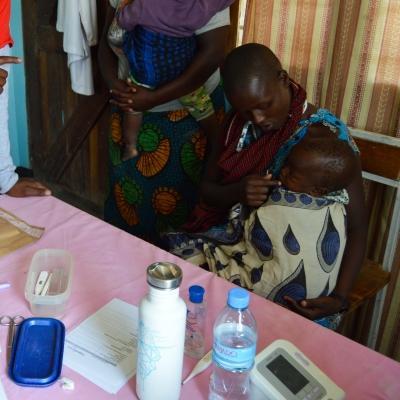 Personal local y adolescente voluntaria de salud pública en Tanzania participando en una brigada médica. Joven voluntaria de salud en Tanzania en una brigada médica.